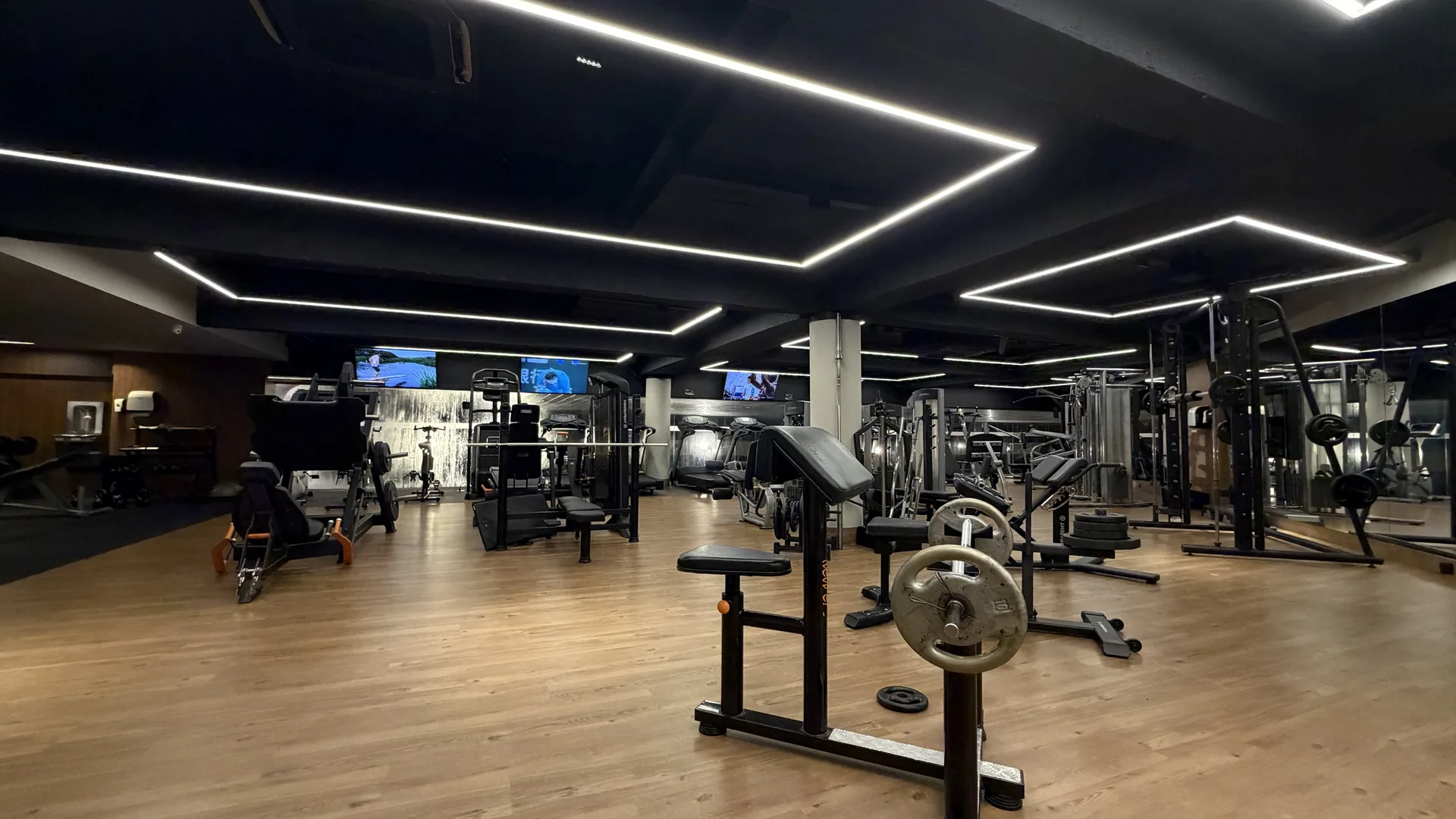 Vista interna da academia equipada do condomínio Cennario, Vila da Serra