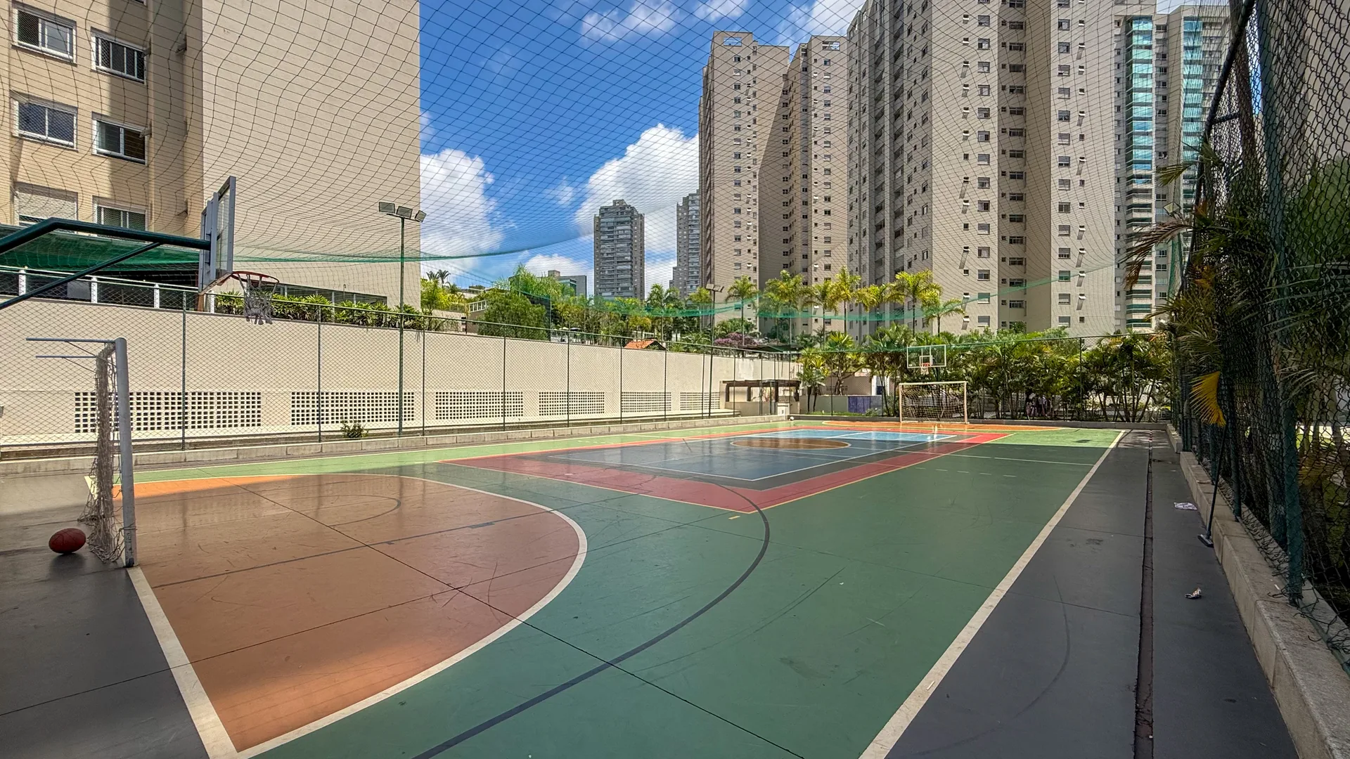 Vista ampla da quadra poliesportiva do condomínio Cennario, Vila da Serra