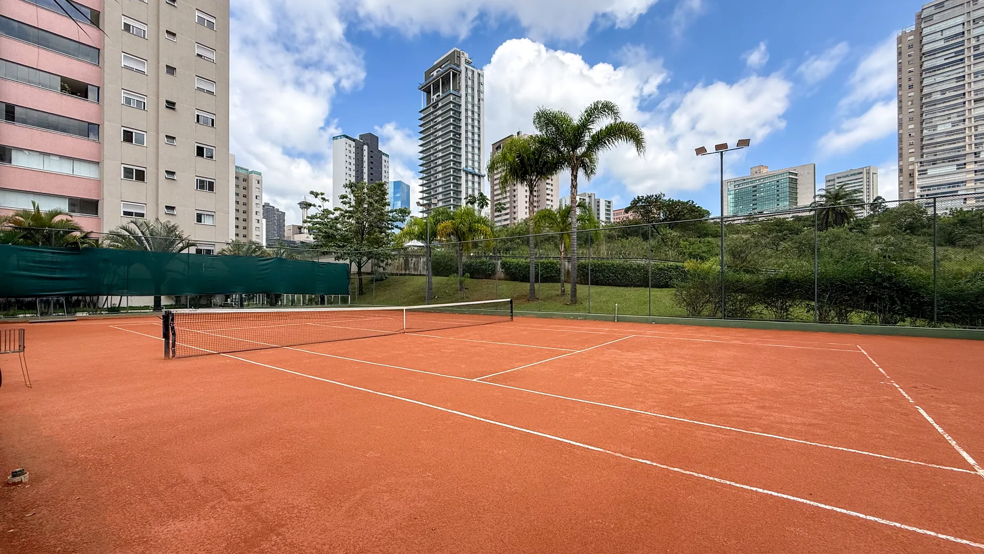 Vista panorâmica da quadra de tênis de saibro do condomínio Cennario, Vila da Serra