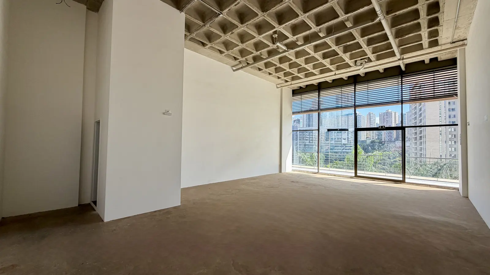 Loja comercial para alugar no Edifício Prisma, Vale do Sereno
