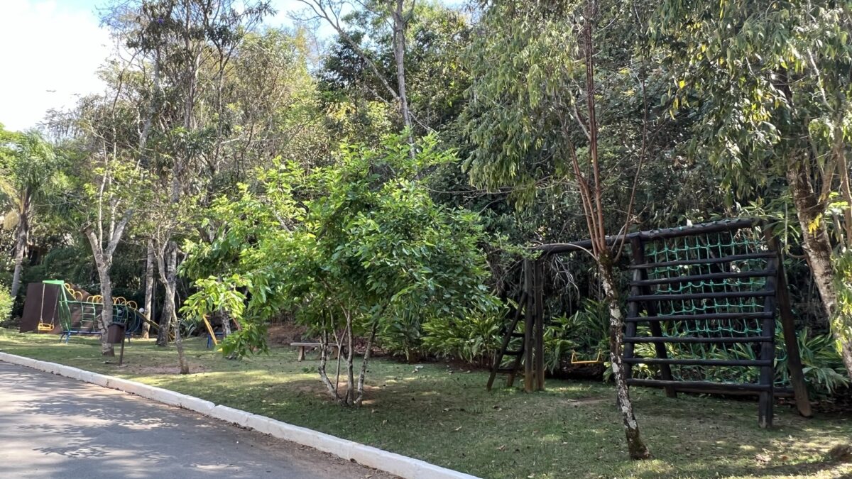 Parquinho infantil Casa de 3 Quartos, com 6 vagas no Condomínio Bosque do Jambreiro Nova Lima