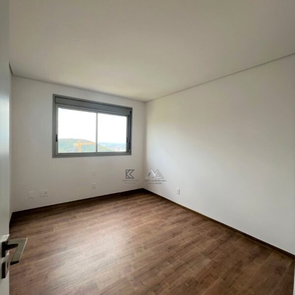 Piso vinílico Cobertura de 4 quartos, com 3 vagas, à venda por R$3.400.000,00, no Residencial Dom Henrique, no Vale do Sereno, Nova Lima