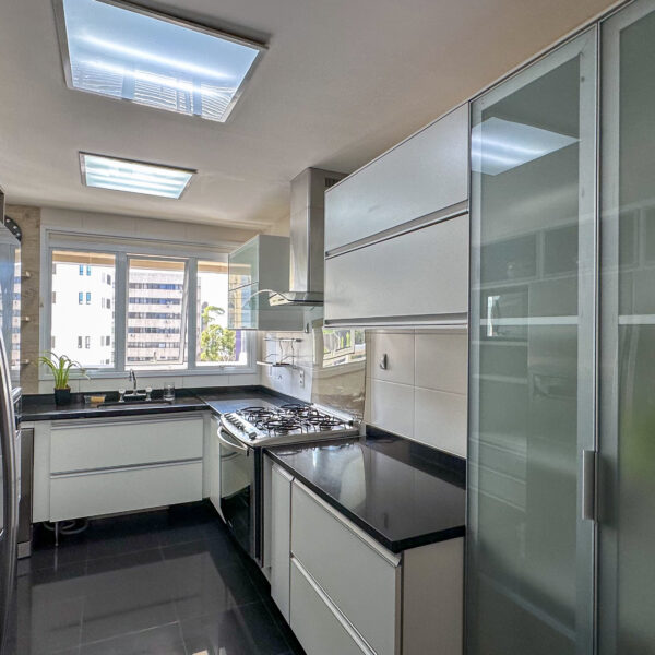 Cozinha mobiliada Apartamento de 3 Suítes, com 3 vagas, para alugar por R$14.000,00 no Spa Dell Acqua Vila da Serra Nova Lima - MG