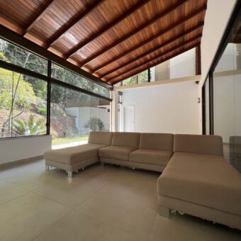 Sala ampla Casa de 3 Quartos, com 6 vagas à venda por R$1.990.000,00, no Condomínio Bosque do Jambreiro Nova Lima