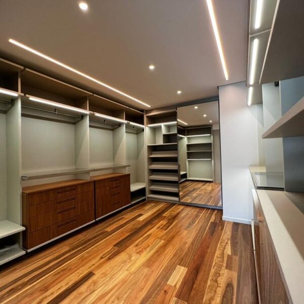 Closet Casa à venda condomínio Vale dos Cristais, por R$13.900.000,00