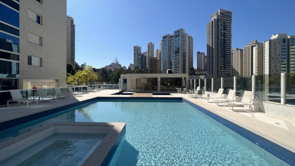 Piscina Apartamento de 04 Quartos, com 05 vagas, à venda por R$4.300.000,00 no Mont Tremblant Vila da Serra, Nova Lima - MG