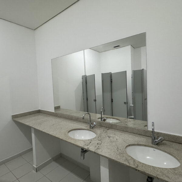 Banheiro feminino Sala Comercial de 320m² com 6 vagas à venda por R$3.330.000,00 no Icon Vila da Serra