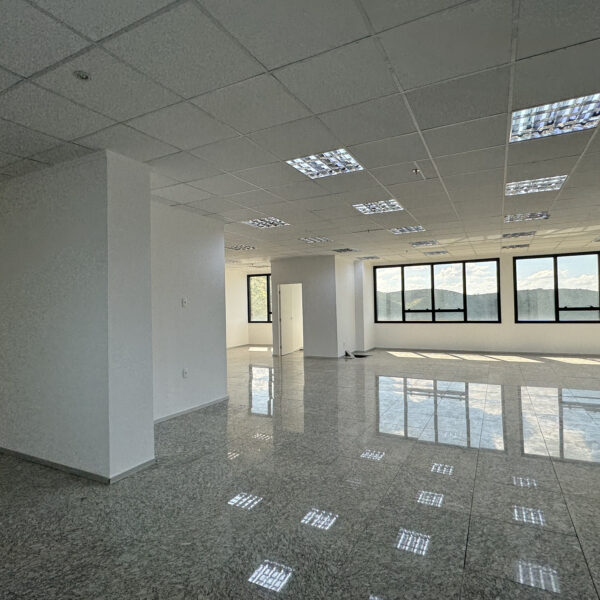 Sala ampla Sala Comercial de 320m² com 6 vagas à venda por R$3.330.000,00 no Icon Vila da Serra