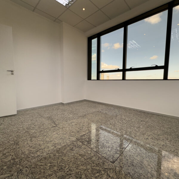 Sala com vista para frente Sala Comercial de 320m² com 6 vagas à venda por R$3.330.000,00 no Icon Vila da Serra