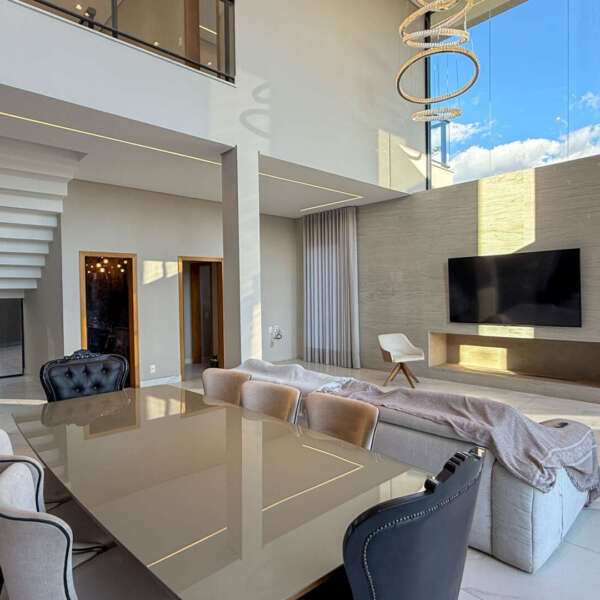Sala com pé direito duplo Casa à venda no Condomínio Mirante da Mata Nova Lima
