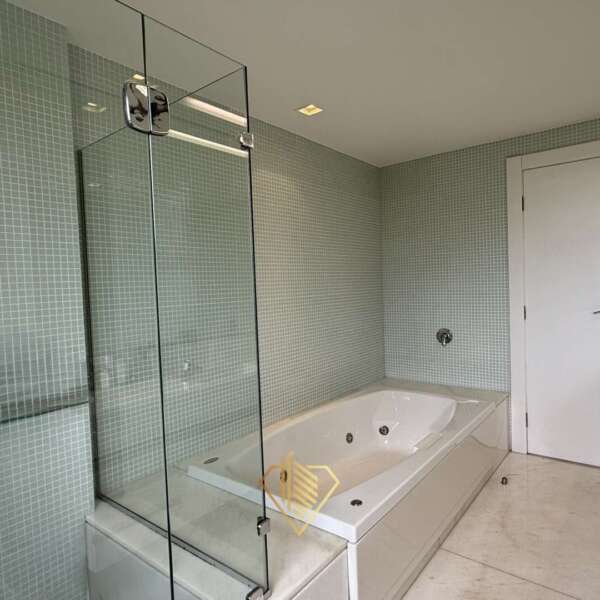 Banho com Hidro Suíte menino Apartamento de 510m² à venda no Green Garden Vila da Serra