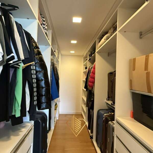 Closet Suíte menino Apartamento de 510m² à venda no Green Garden Vila da Serra