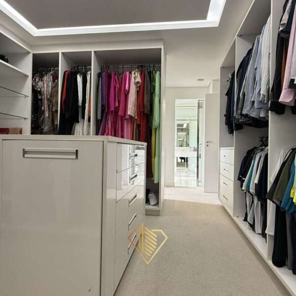 Closet generoso Apartamento de 510m² à venda no Green Garden Vila da Serra