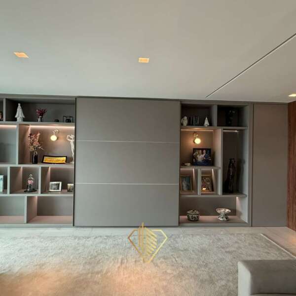 Sala de estar com estante moderna Apartamento de 510m² à venda no Green Garden Vila da Serra