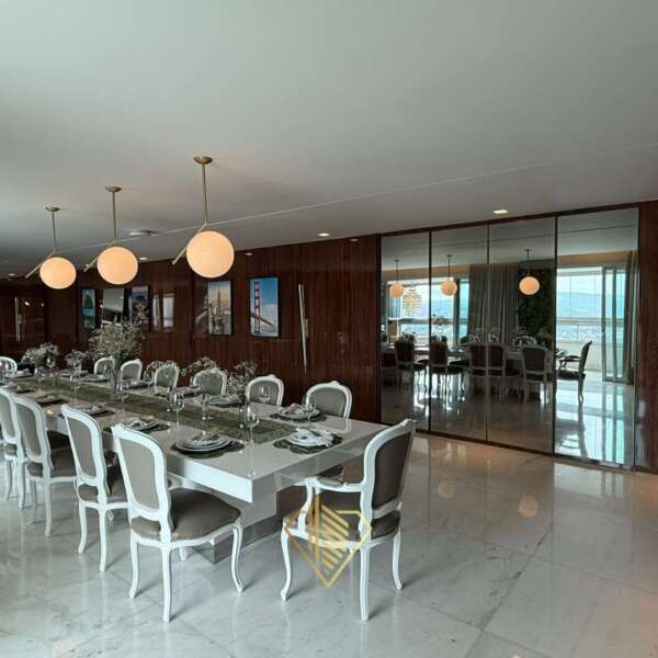 Sala de jantar com cristaleira Apartamento de 510m² à venda no Green Garden Vila da Serra