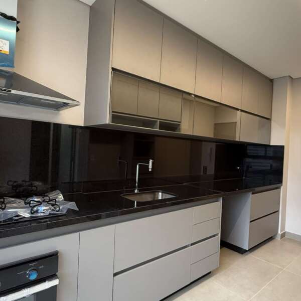 Cozinha com armários Apartamento de 3 Suítes para alugar no Luar Vale do Sereno