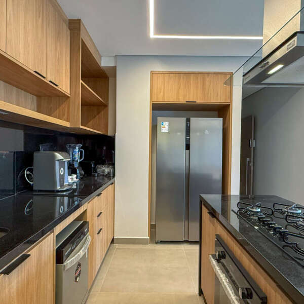 Cozinha com equipamentos modernos Apartamento mobiliado à venda no Luar Vale do Sereno Nova Lima