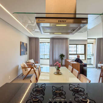 Cozinha em conceito aberto Apartamento mobiliado à venda no Luar Vale do Sereno Nova Lima