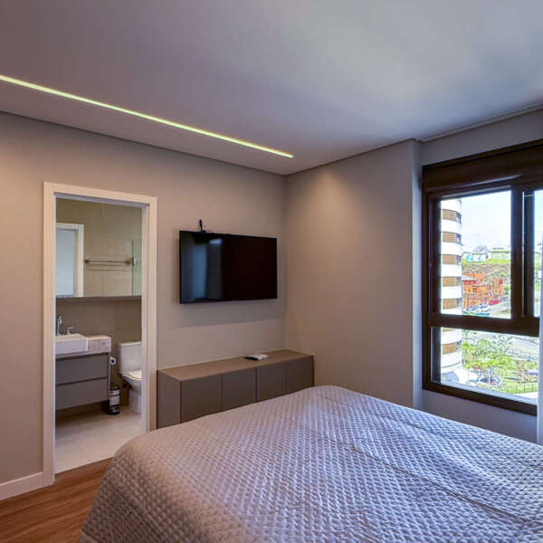 Suíte com TV Apartamento mobiliado à venda no Luar Vale do Sereno Nova Lima