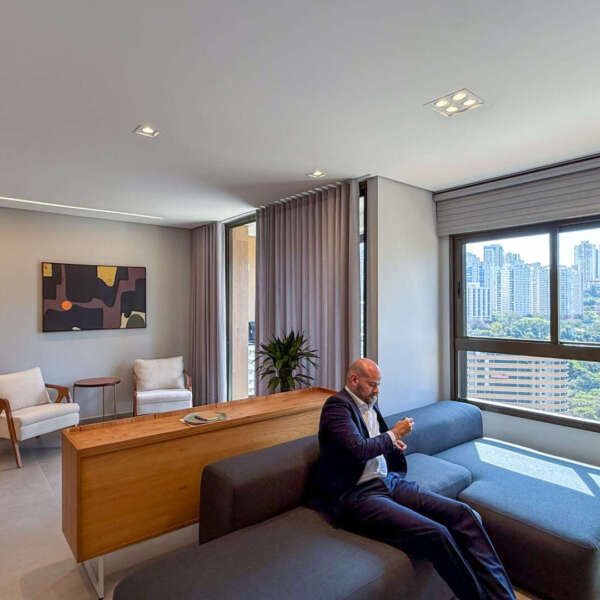 sala com ar condicionado Apartamento mobiliado à venda no Luar Vale do Sereno Nova Lima