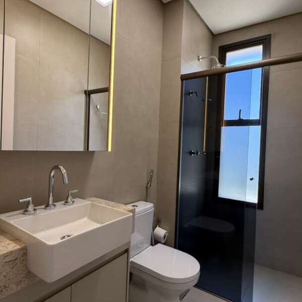 Banheiro suíte Apartamento mobiliado de 3 Quartos para Alugar no Luar Vale do Sereno