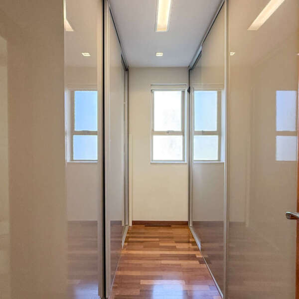 Closet Apartamento mobiliado no Olympus Vila da Serra para alugar