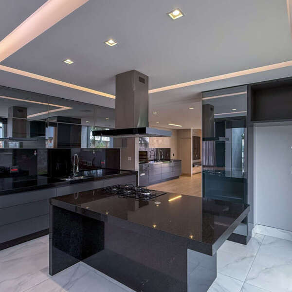Cozinha ampla Casa à venda no condomínio Quintas do Sol, Nova Lima