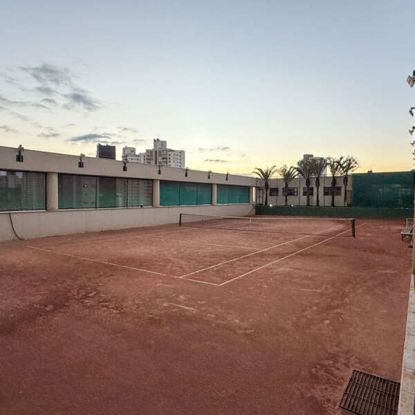 Quadra de tênis em saibro Apartamento mobiliado no Olympus Vila da Serra para alugar