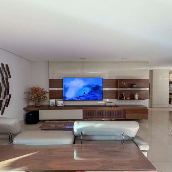 Sala de TV Apartamento mobiliado no Olympus Vila da Serra para alugar