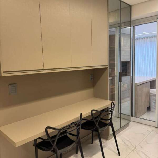 Mesa de apoio Apartamento mobiliado de 3 suítes para alugar no Vila da Serra Prime House