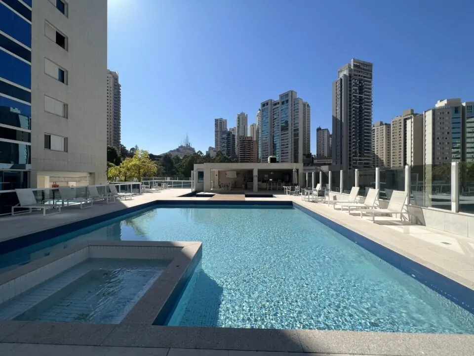 Piscina Apartamento de 04 Quartos, com 05 vagas, à venda por R$4.300.000,00 no Mont Tremblant Vila da Serra, Nova Lima - MG